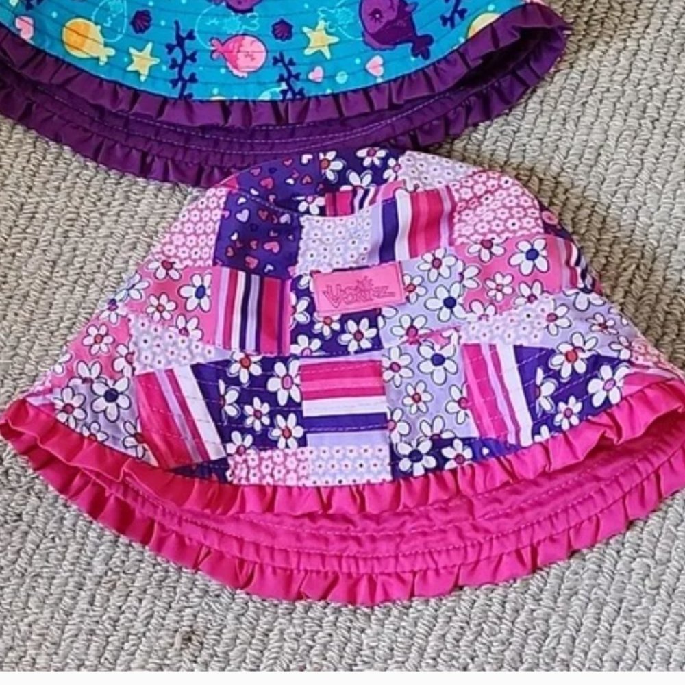 NWOT reversible bucket hat 4T
